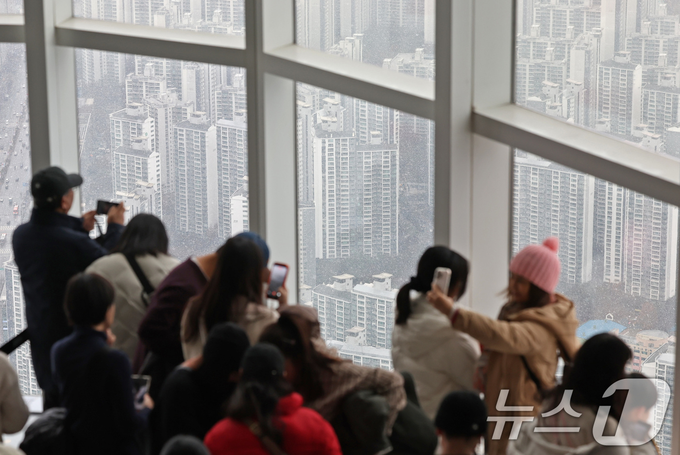 (서울=뉴스1) 장수영 기자 = 23일 서울 송파구 롯데월드타워 서울스카이에서 아파트 단지가 보이고 있다.한국은행이 발행한 '2025년 12월 금융안정보고서'에 따르면 올해 11월 …