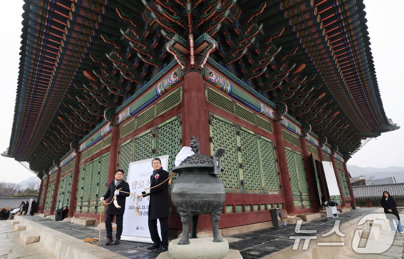 (서울=뉴스1) 오대일 기자 = 23일 오후 서울 종로구 경복궁에서 열린 근정전 향로 복원 기념행사에서 유실된 향로 뚜껑의 재현품이 첫 공개되고 있다.국가유산청 궁능유적본부 경복궁 …