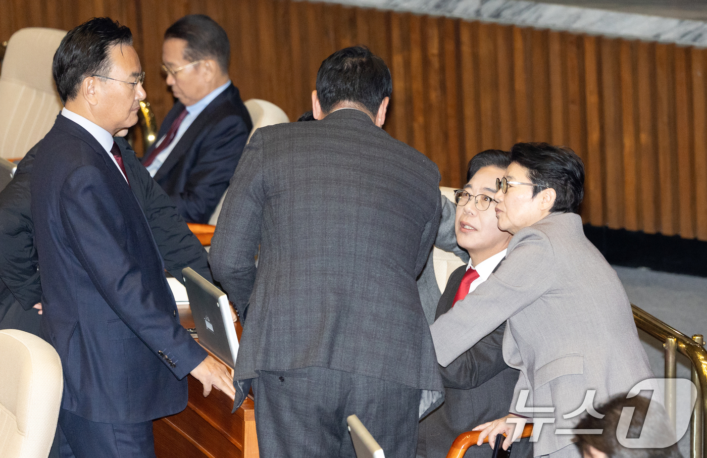 (서울=뉴스1) 이승배 기자 = 23일 서울 여의도 국회에서 열린 제430회국회(임시회) 제2차 본회의에서 장동혁 국민의힘 대표가 12·3 윤석열 비상계엄 등에 대한 전담재판부 설 …