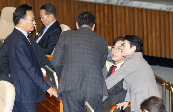 대화 나누는 국민의힘 원내지도부