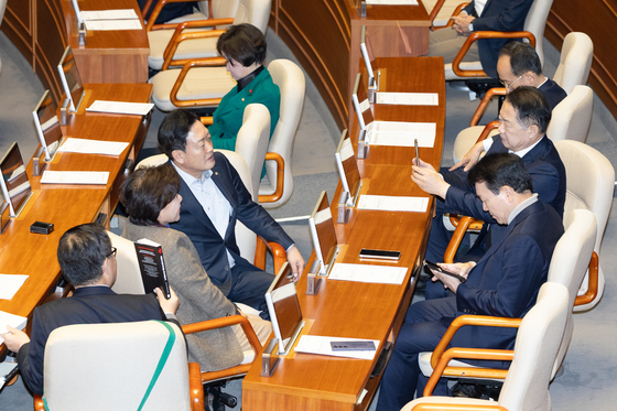 무제한 토론 중 기념촬영하는 의원들