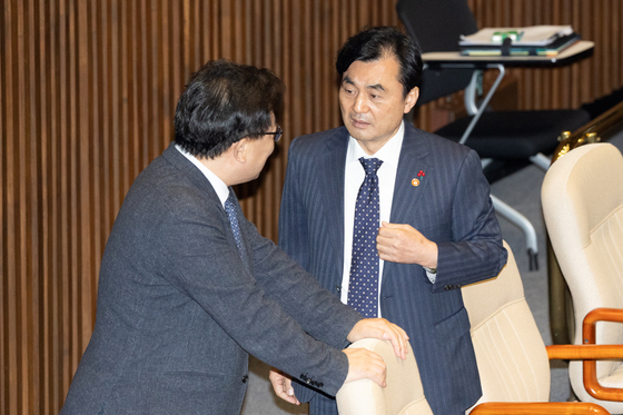 대화 나누는 안규백 장관