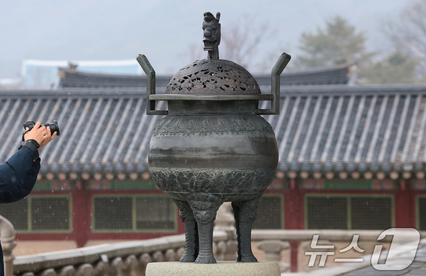 (서울=뉴스1) 오대일 기자 = 23일 오후 서울 종로구 경복궁에서 열린 근정전 향로 복원 기념행사에서 유실된 향로 뚜껑의 재현품이 첫 공개되고 있다.국가유산청 궁능유적본부 경복궁 …