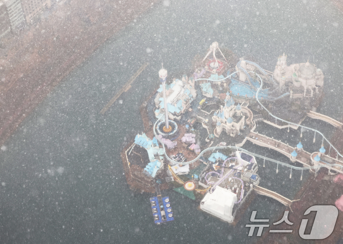 (서울=뉴스1) 장수영 기자 = 23일 서울 송파구 롯데월드타워 서울스카이에서 바라본 도심에 눈발이 날리고 있다. 2025.12.23/뉴스1