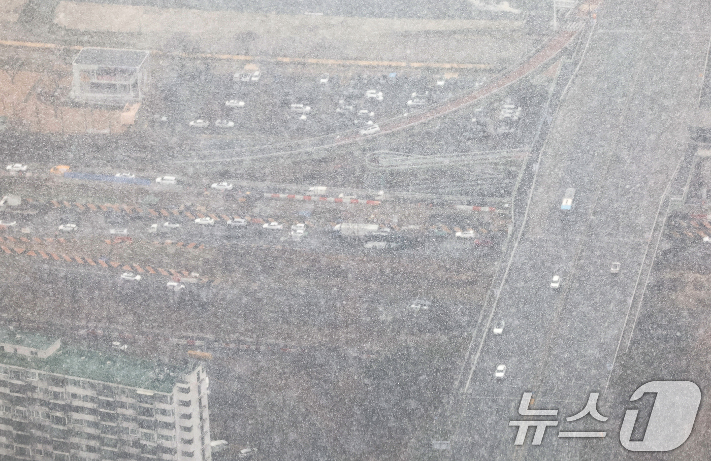 (서울=뉴스1) 장수영 기자 = 23일 서울 송파구 롯데월드타워 서울스카이에서 바라본 도심에 눈발이 날리고 있다. 2025.12.23/뉴스1