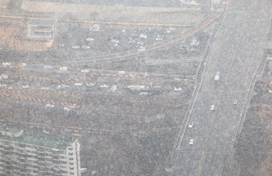 눈 내리기 시작한 서울