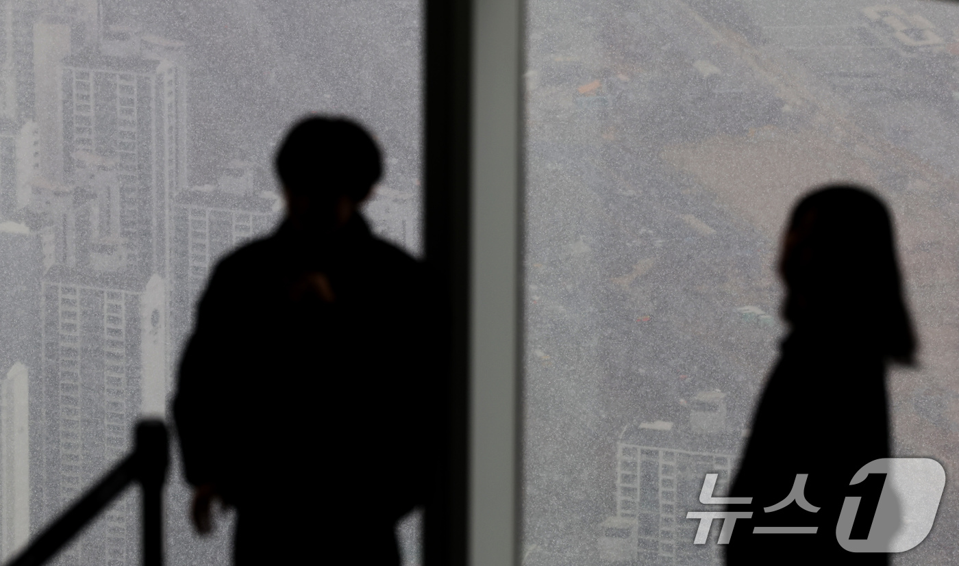 (서울=뉴스1) 장수영 기자 = 23일 서울 송파구 롯데월드타워 서울스카이에서 바라본 도심에 눈발이 날리고 있다. 2025.12.23/뉴스1