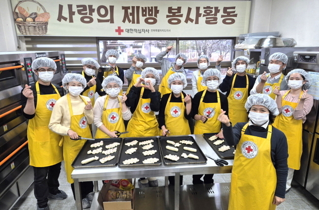 전북교육청 교육협력과 '사랑의 빵' 만들기 구슬땀