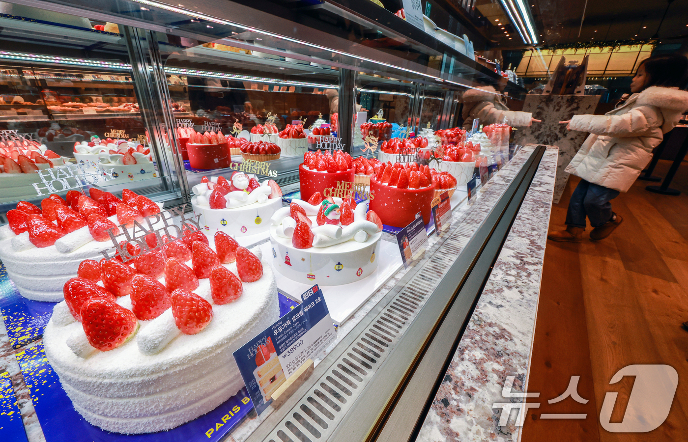 (서울=뉴스1) 이호윤 기자 = 크리스마스 이브를 하루 앞둔 23일 서울 종로구 파리바게뜨 광화문 1945점에 크리스마스 케이크가 진열돼 있다. 2025.12.23/뉴스1