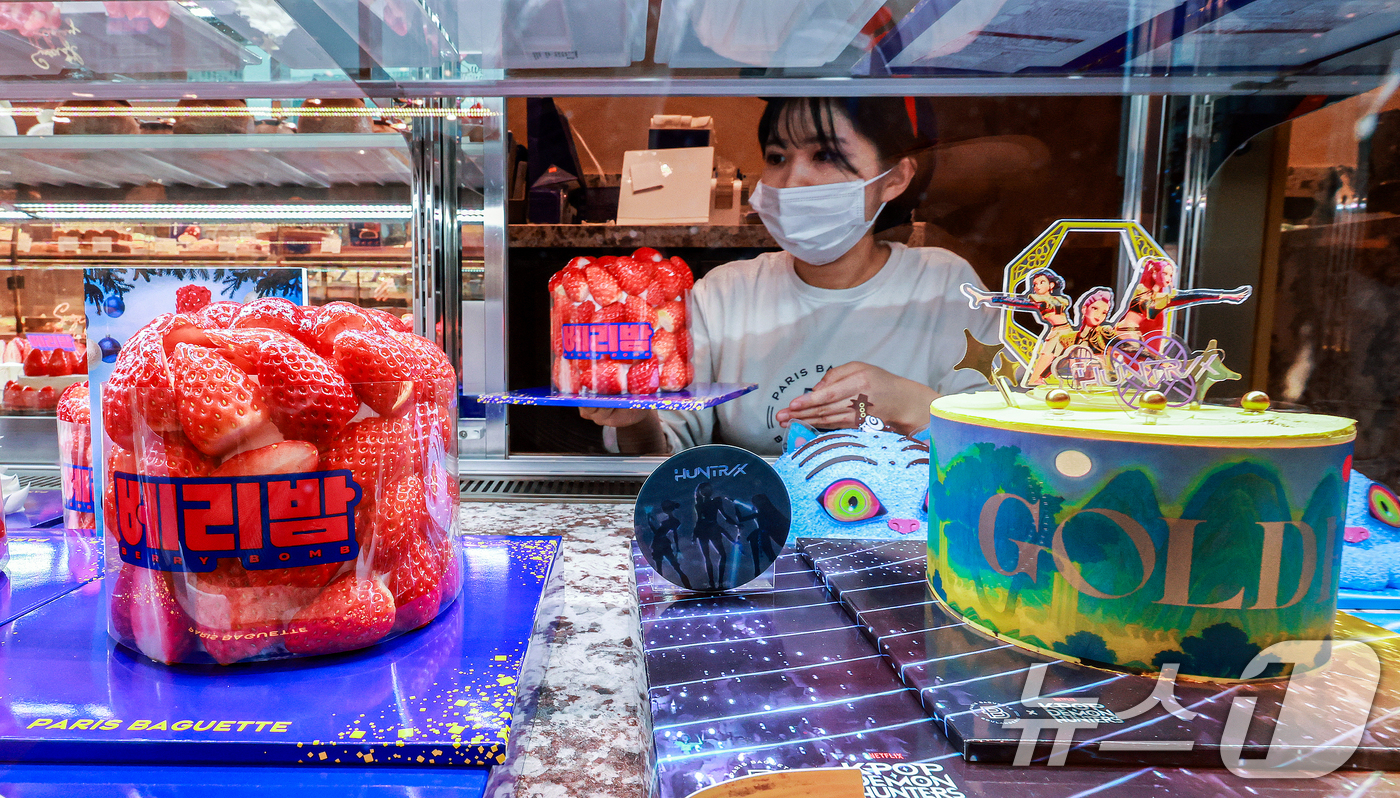 (서울=뉴스1) 이호윤 기자 = 크리스마스 이브를 하루 앞둔 23일 서울 종로구 파리바게뜨 광화문 1945점에서 직원이 크리스마스 케이크를 정리하고 있다. 2025.12.23/뉴스 …