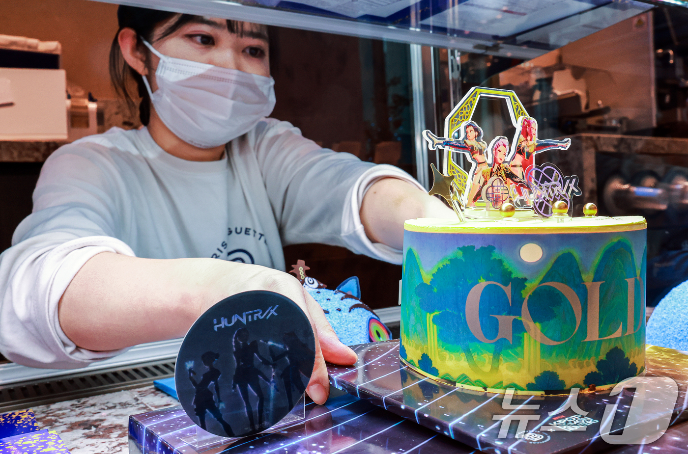 (서울=뉴스1) 이호윤 기자 = 크리스마스 이브를 하루 앞둔 23일 서울 종로구 파리바게뜨 광화문 1945점에서 직원이 크리스마스 케이크를 정리하고 있다. 2025.12.23/뉴스 …