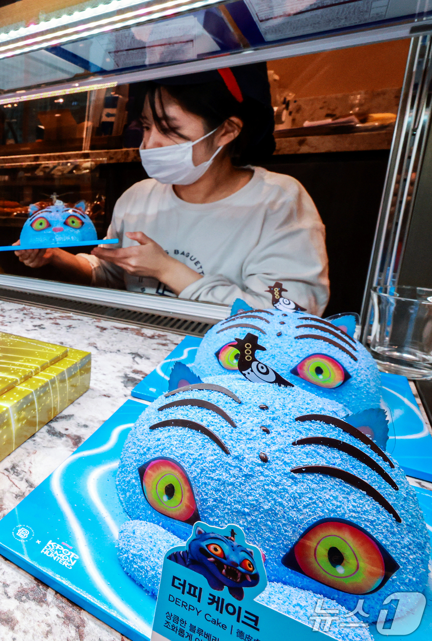 (서울=뉴스1) 이호윤 기자 = 크리스마스 이브를 하루 앞둔 23일 서울 종로구 파리바게뜨 광화문 1945점에서 직원이 크리스마스 케이크를 정리하고 있다. 2025.12.23/뉴스 …