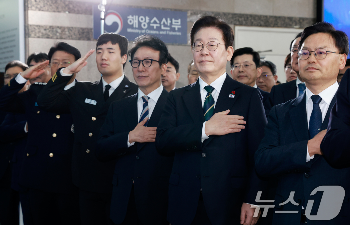 (부산=뉴스1) 허경 기자 = 이재명 대통령이 23일 부산 동구 해양수산부 청사에서 열린 개청식에서 국민의례를 하고 있다. (대통령실통신사진기자단) 2025.12.23/뉴스1