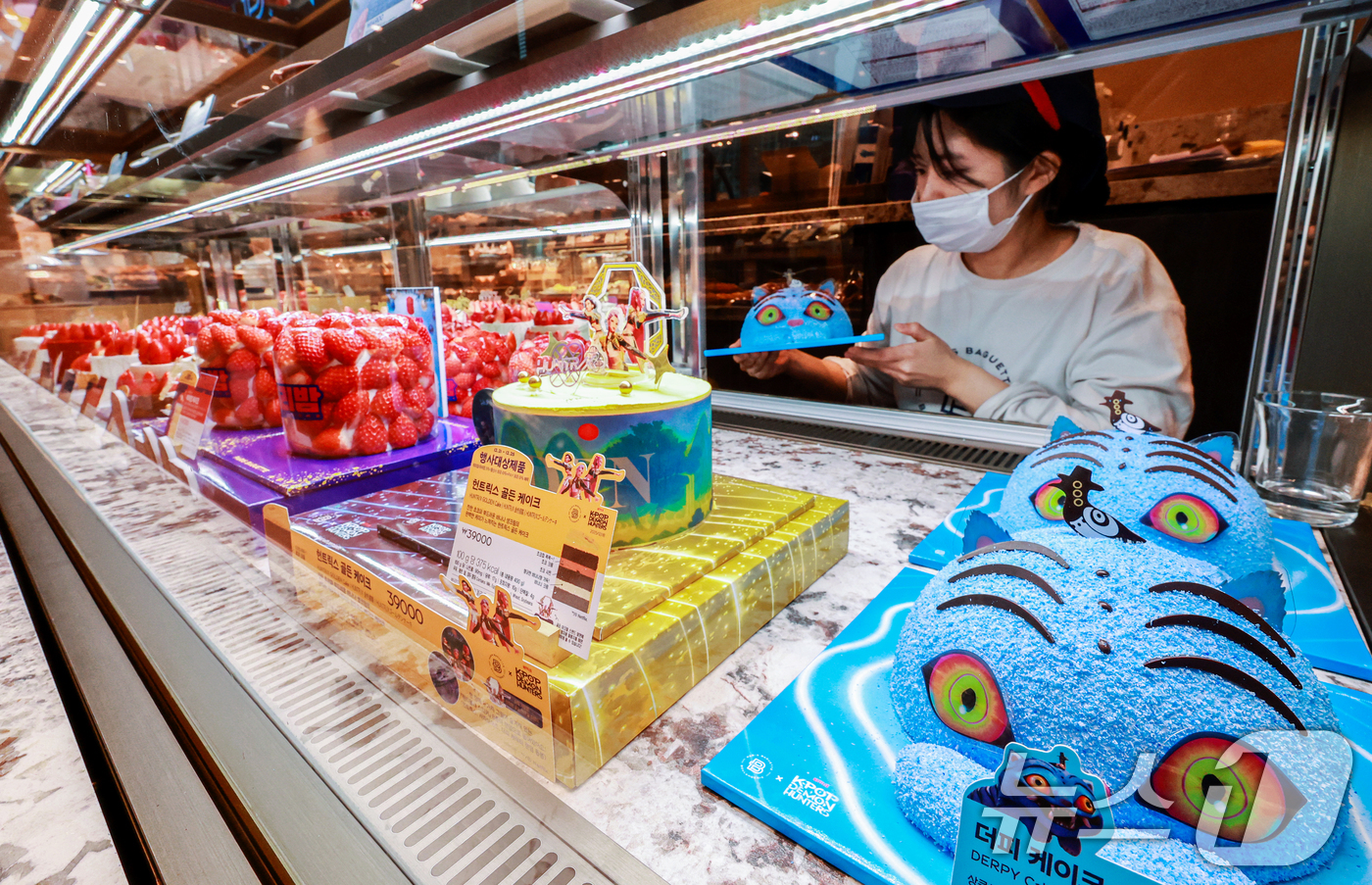 (서울=뉴스1) 이호윤 기자 = 크리스마스 이브를 하루 앞둔 23일 서울 종로구 파리바게뜨 광화문 1945점에서 직원이 크리스마스 케이크를 정리하고 있다. 2025.12.23/뉴스 …