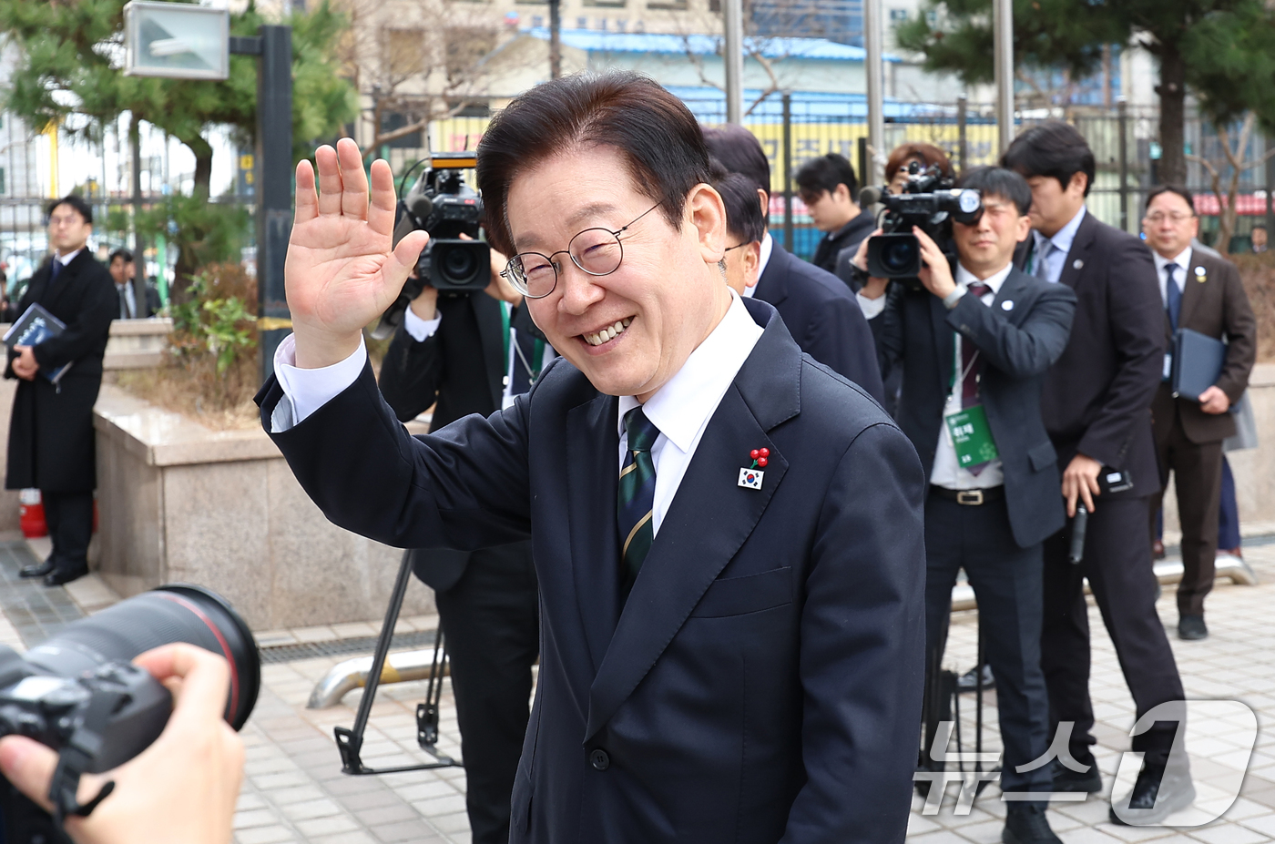 (부산=뉴스1) 이재명 기자 = 이재명 대통령이 23일 부산 동구 해양수산부 청사에서 열린 개청식에 참석하며 시민들에게 인사하고 있다. (대통령실통신사진기자단) 2025.12.23 …