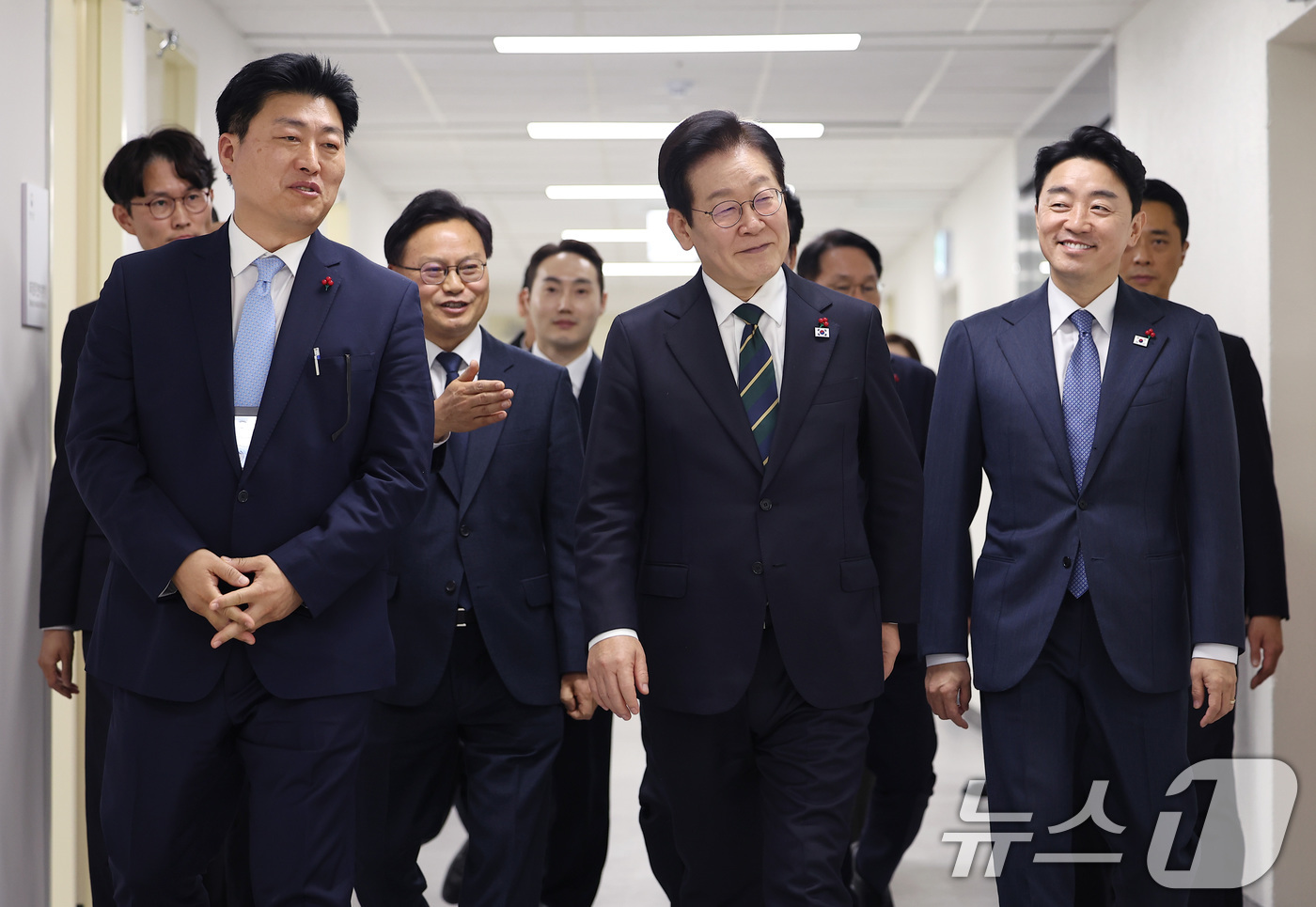 (부산=뉴스1) 이재명 기자 = 이재명 대통령이 23일 부산 동구 해양수산부 청사에서 열린 개청식을 마친 후 북극항로 추진단 직원을 격려하기 위해 이동하고 있다. (대통령실통신사진 …