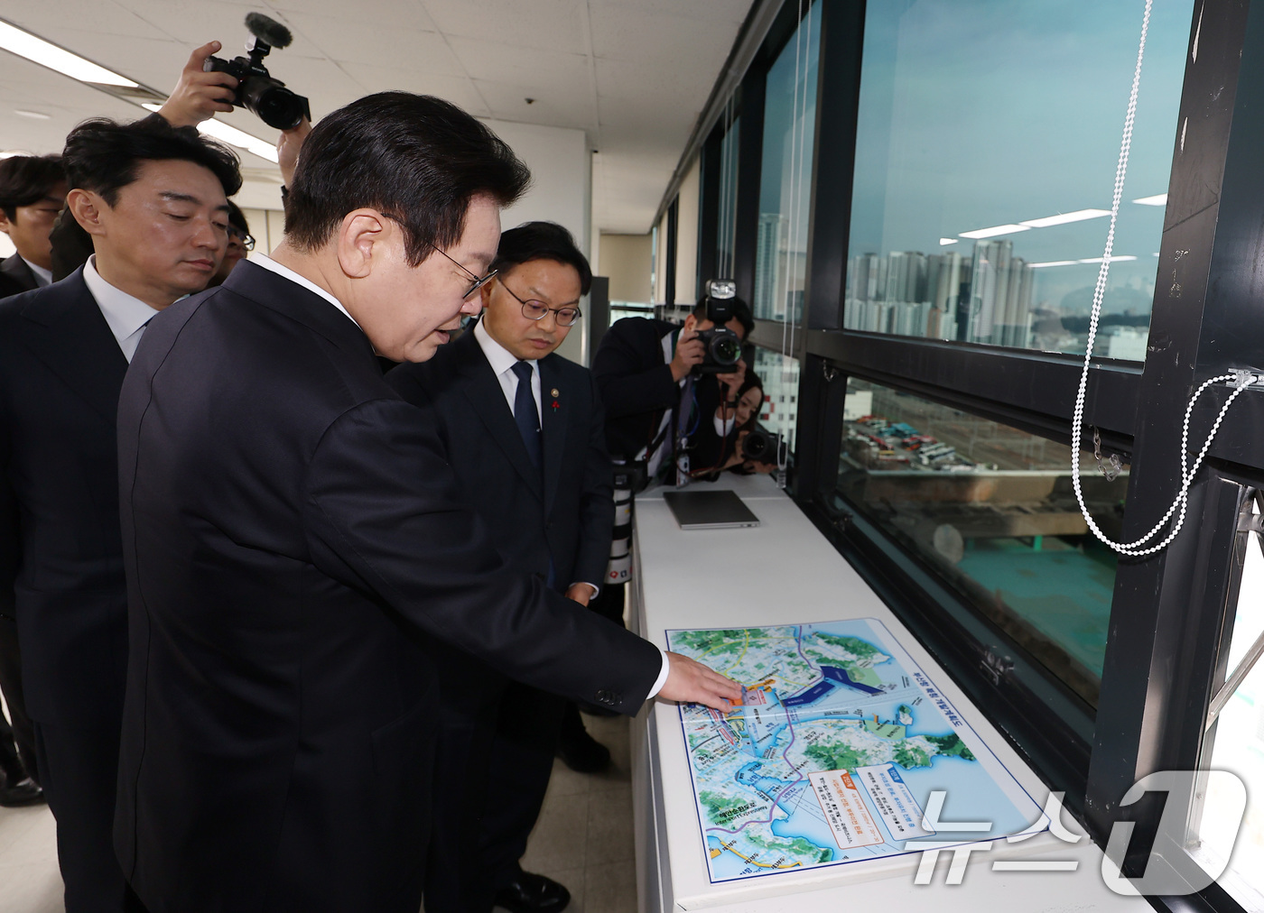 (부산=뉴스1) 이재명 기자 = 이재명 대통령이 23일 부산 동구 해양수산부 청사에서 북항 재개발 관련 설명을 듣고 있다. (대통령실통신사진기자단) 2025.12.23/뉴스1