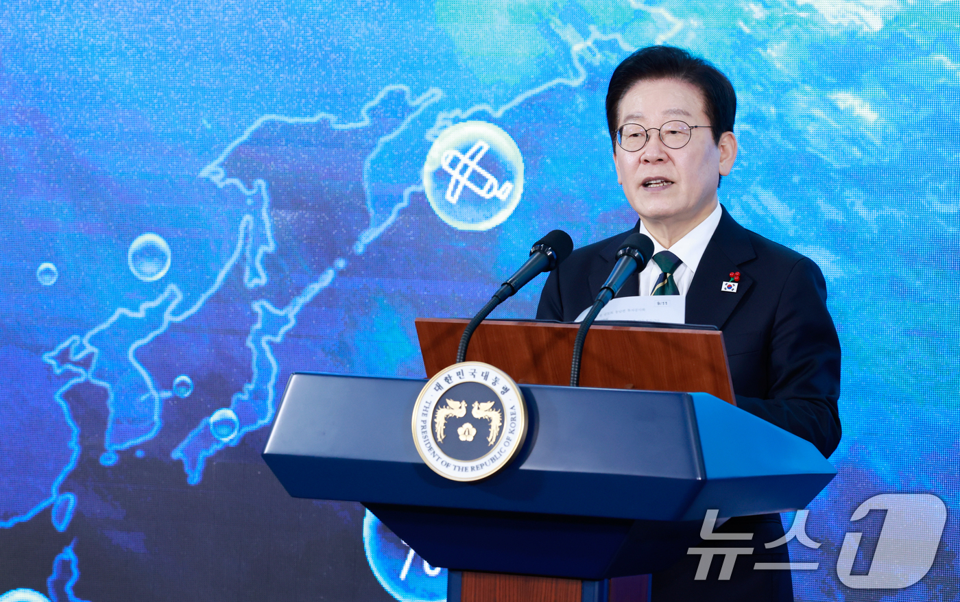 (부산=뉴스1) 허경 기자 = 이재명 대통령이 23일 부산 동구 해양수산부 청사에서 열린 개청식에서 축사를 하고 있다. (대통령실통신사진기자단) 2025.12.23/뉴스1