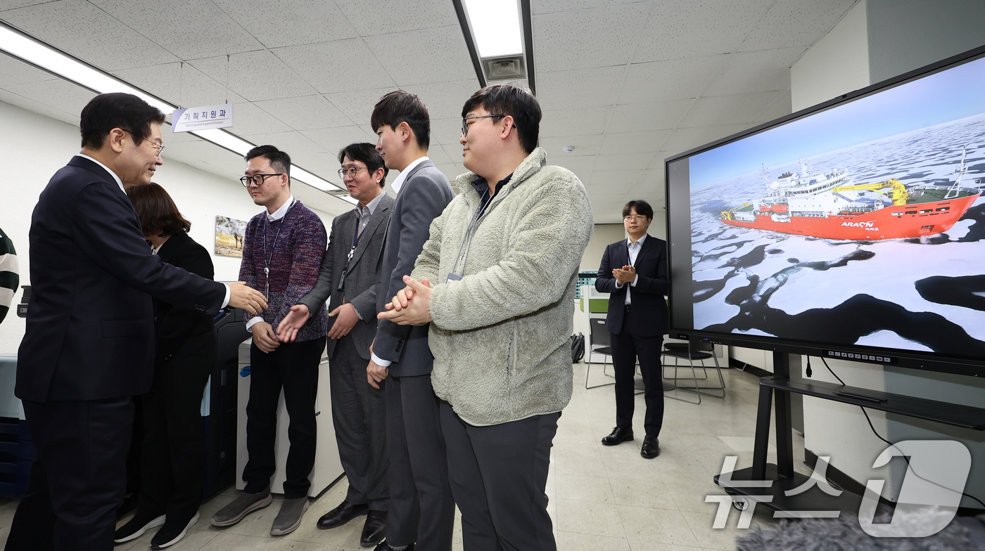 (부산=뉴스1) 이재명 기자 = 이재명 대통령이 23일 개청한 부산 동구 해양수산부에서 북극항로 추진단 직원들을 격려하고 있다. (대통령실통신사진기자단) 2025.12.23/뉴스1 …