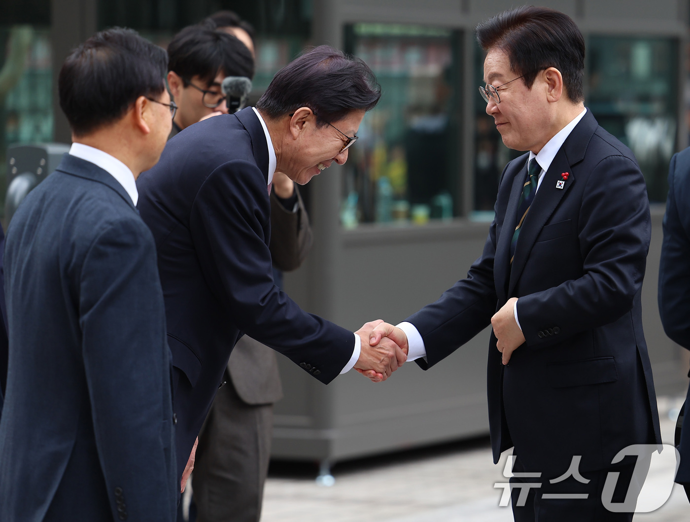 (부산=뉴스1) 이재명 기자 = 이재명 대통령이 23일 부산 동구 해양수산부 청사에서 열린 개청식에서 박형준 부산시장과 인사를 나누고 있다. (대통령실통신사진기자단) 2025.12 …