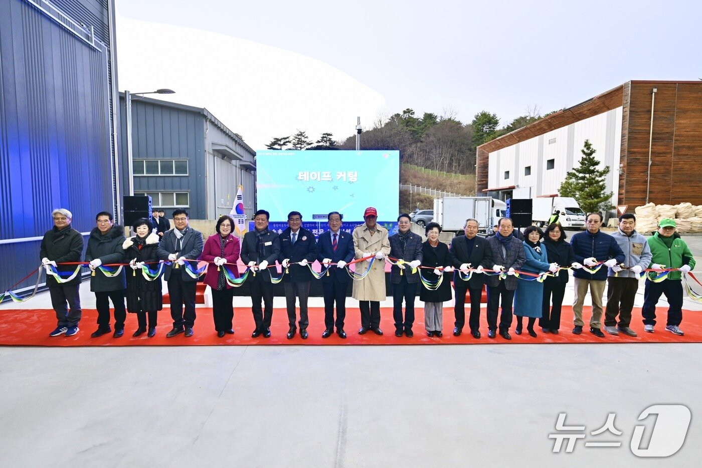 본문 이미지 - 속초시, 폐비닐 전문 선별시설 준공식.(속초시 제공, 재판매 및 DB 금지) 2025.12.23/뉴스1