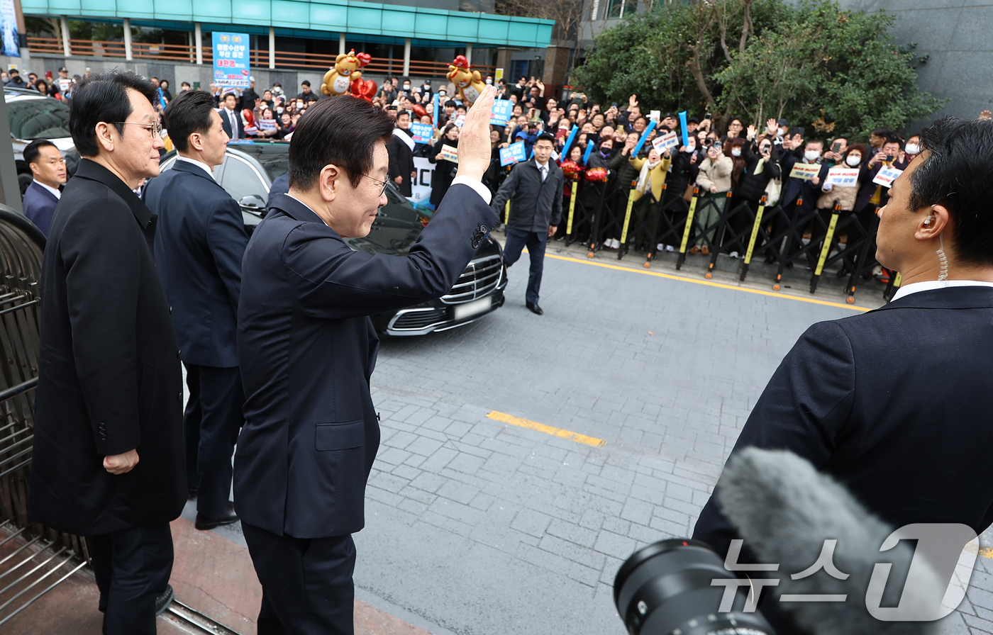 (부산=뉴스1) 이재명 기자 = 이재명 대통령이 23일 부산 동구 해양수산부 청사에서 열린 개청식에 참석하며 시민들에게 인사하고 있다. (대통령실통신사진기자단) 2025.12.23 …
