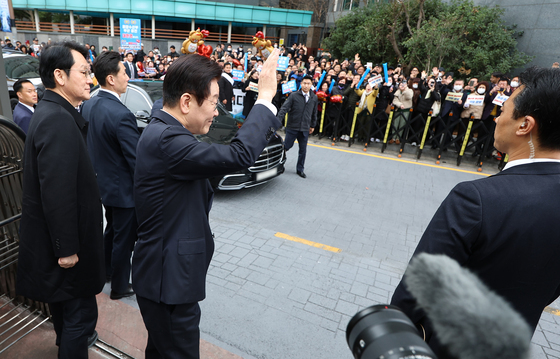 부산 부전시장 찾은 李대통령 "민생문제 해결에 모든 역량 집중"