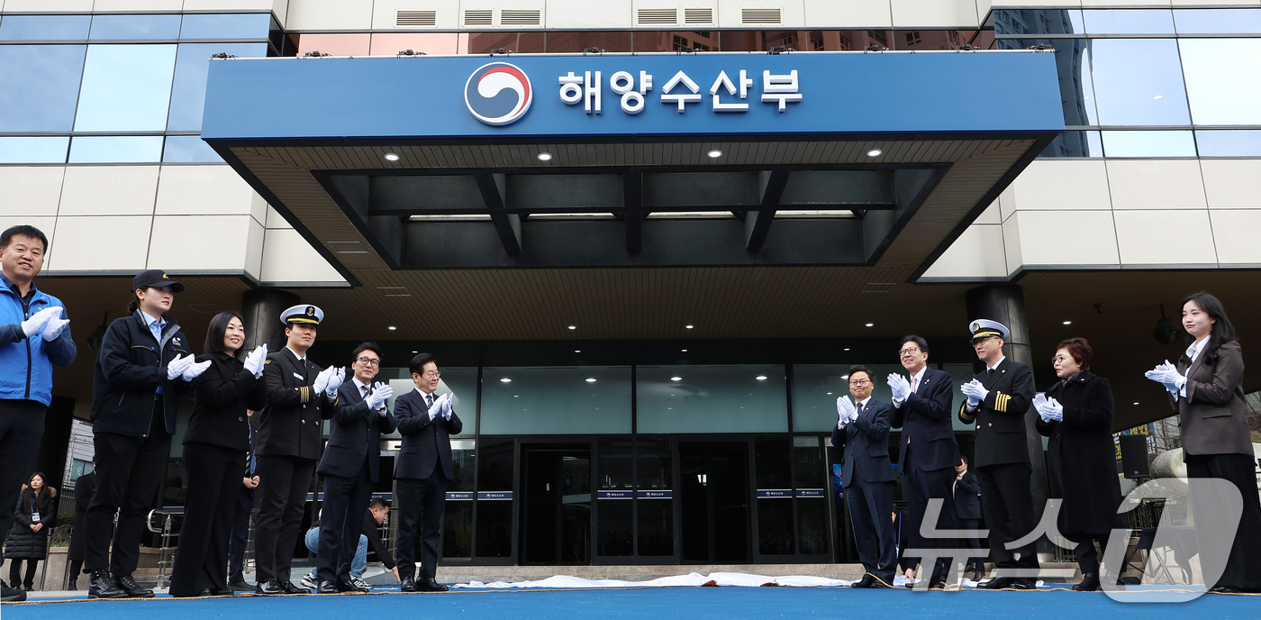 (부산=뉴스1) 이재명 기자 = 이재명 대통령이 23일 부산 동구 해양수산부 청사에서 열린 개청식에서 제막식을 하고 있다.오른쪽부터 박은혜 해수부 주무관, 이희숙 원조콩나물비빔밥 …