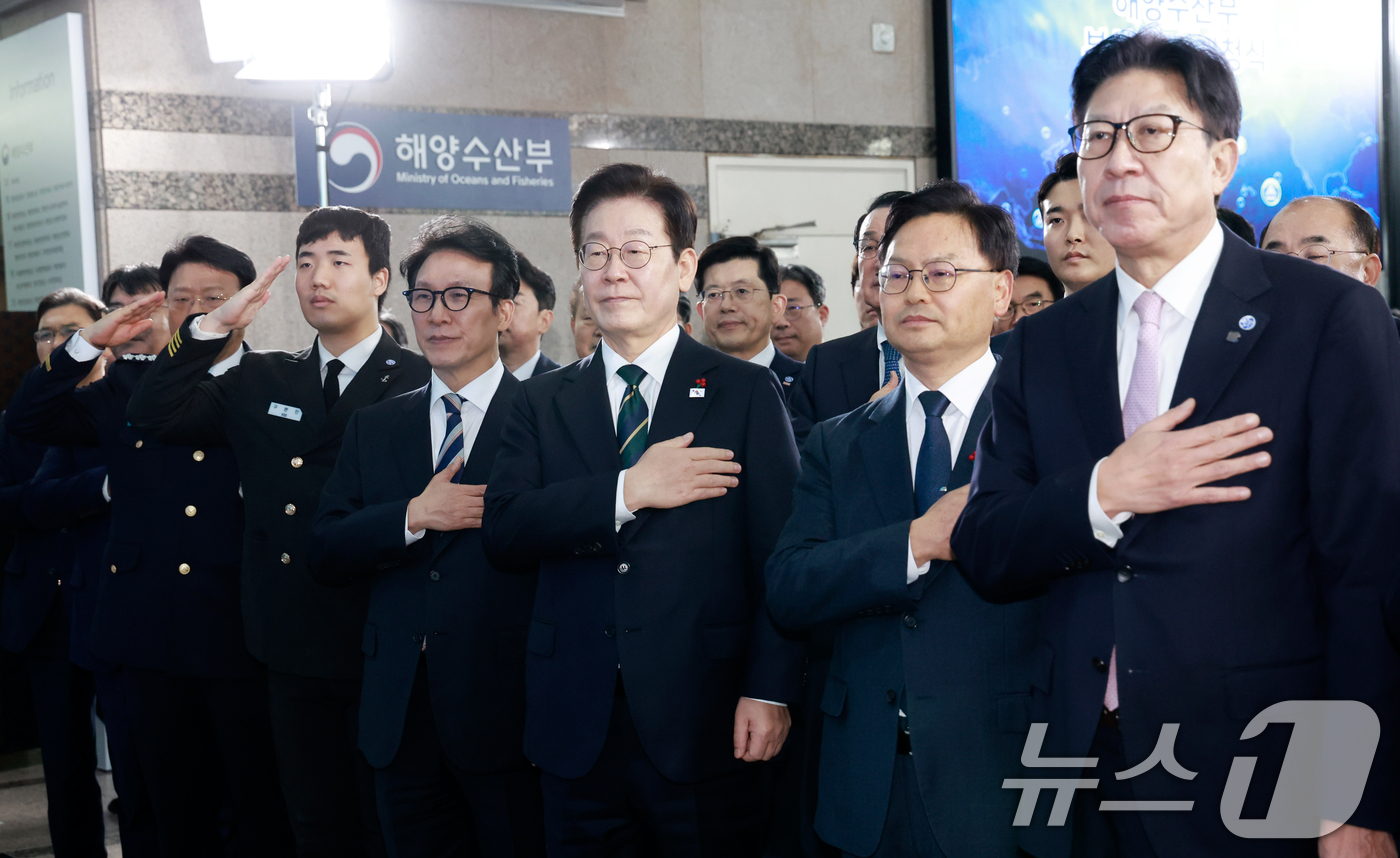 (부산=뉴스1) 허경 기자 = 이재명 대통령이 23일 부산 동구 해양수산부 청사에서 열린 개청식에서 국민의례를 하고 있다. (대통령실통신사진기자단) 2025.12.23/뉴스1