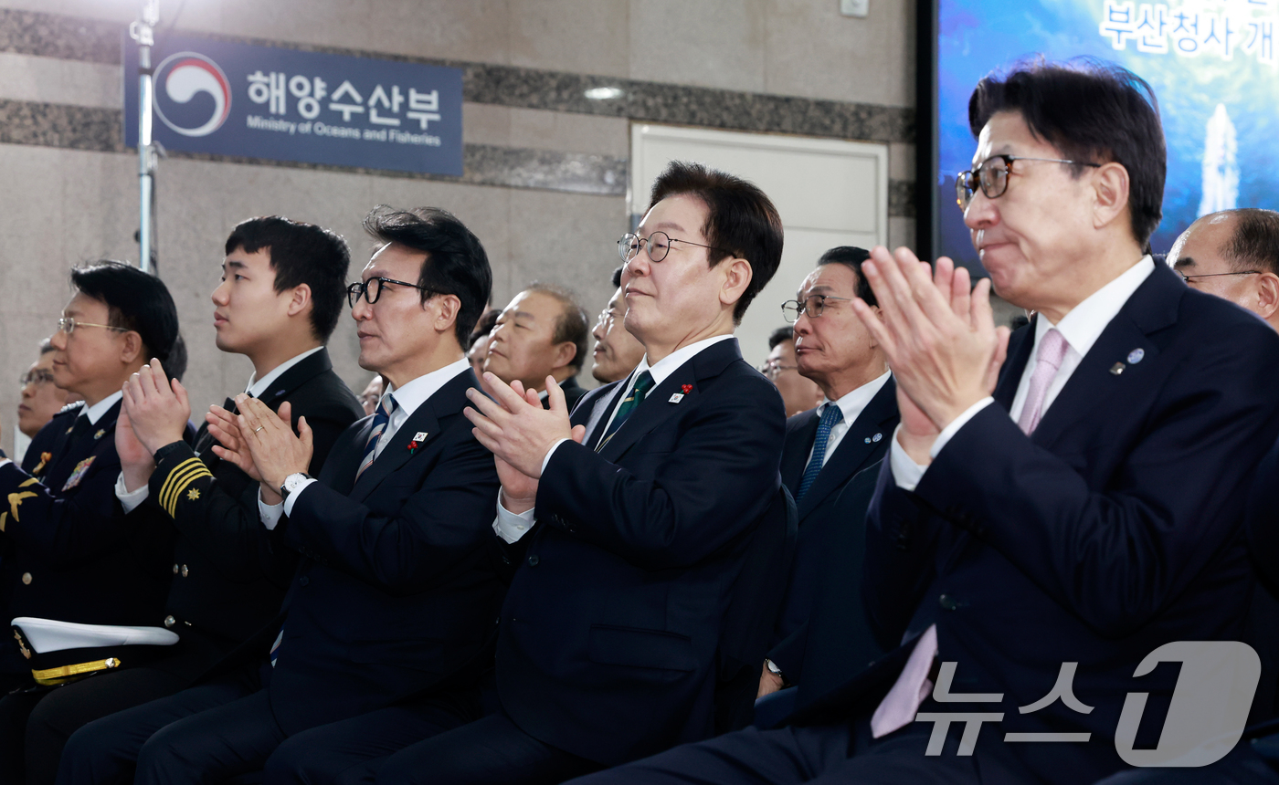 (부산=뉴스1) 허경 기자 = 이재명 대통령이 23일 부산 동구 해양수산부 청사에서 열린 개청식에서 경과보고를 경청한 뒤 박수 치고 있다. (대통령실통신사진기자단) 2025.12. …