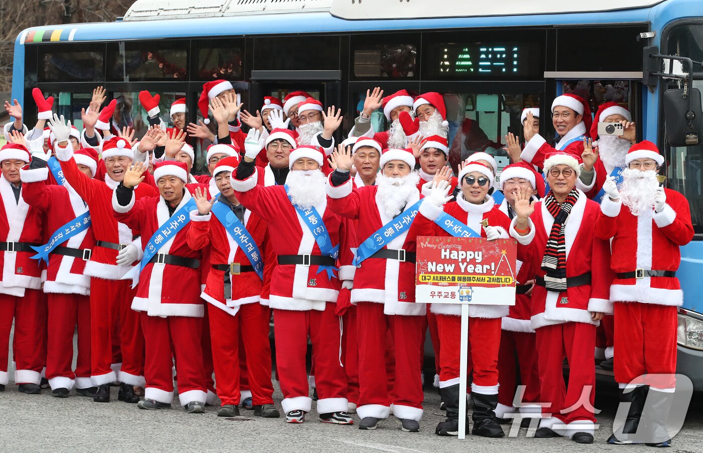 본문 이미지 - 크리스마스를 이틀 앞둔 23일 오후 대구 북구 우주교통 차고지에서 열린 산타 발대식에서 산타 복장을 차려입은 시내버스 기사들이 "메리 크리스마스＂를 외치고 있다. 2025.12.23/뉴스1 ⓒ News1 공정식 기자