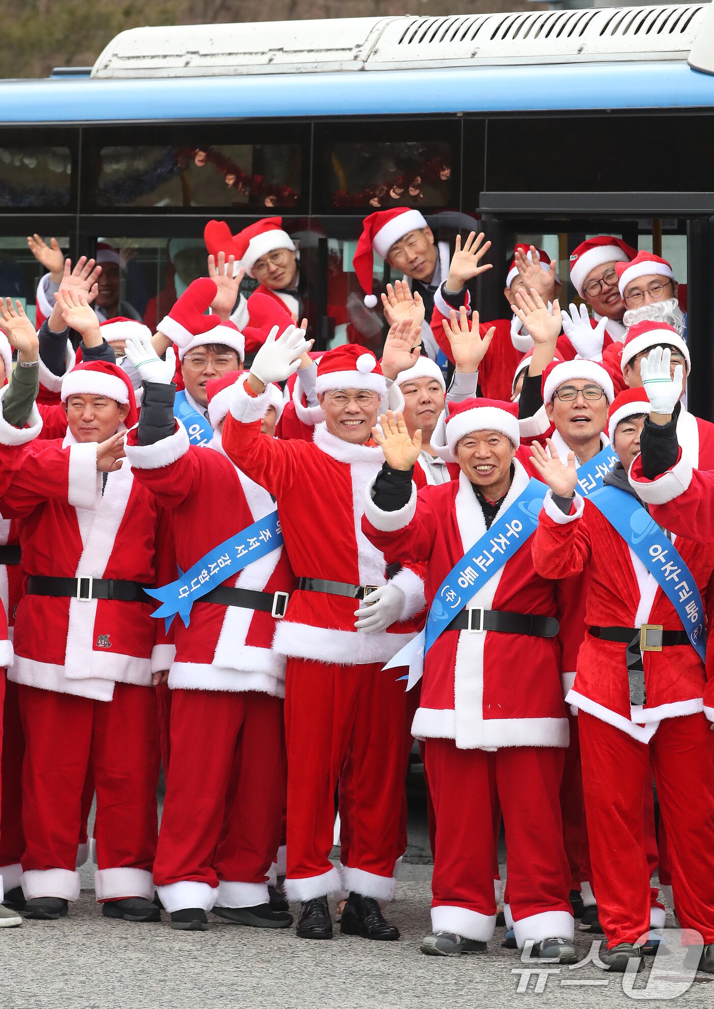 본문 이미지 - 크리스마스를 이틀 앞둔 23일 오후 대구 북구 우주교통 차고지에서 열린 산타 발대식에서 산타 복장을 차려입은 시내버스 기사들이 "메리 크리스마스＂를 외치고 있다. 2025.12.23/뉴스1 ⓒ News1 공정식 기자