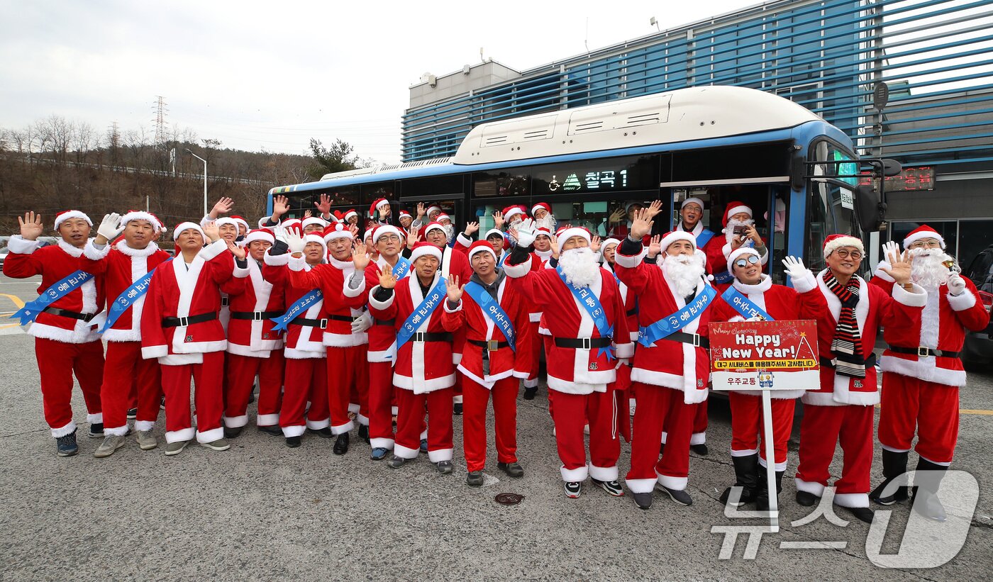 본문 이미지 - 크리스마스를 이틀 앞둔 23일 오후 대구 북구 우주교통 차고지에서 열린 산타 발대식에서 산타 복장을 차려입은 시내버스 기사들이 "메리 크리스마스＂를 외치고 있다.  2025.12.23/뉴스1 ⓒ News1 공정식 기자