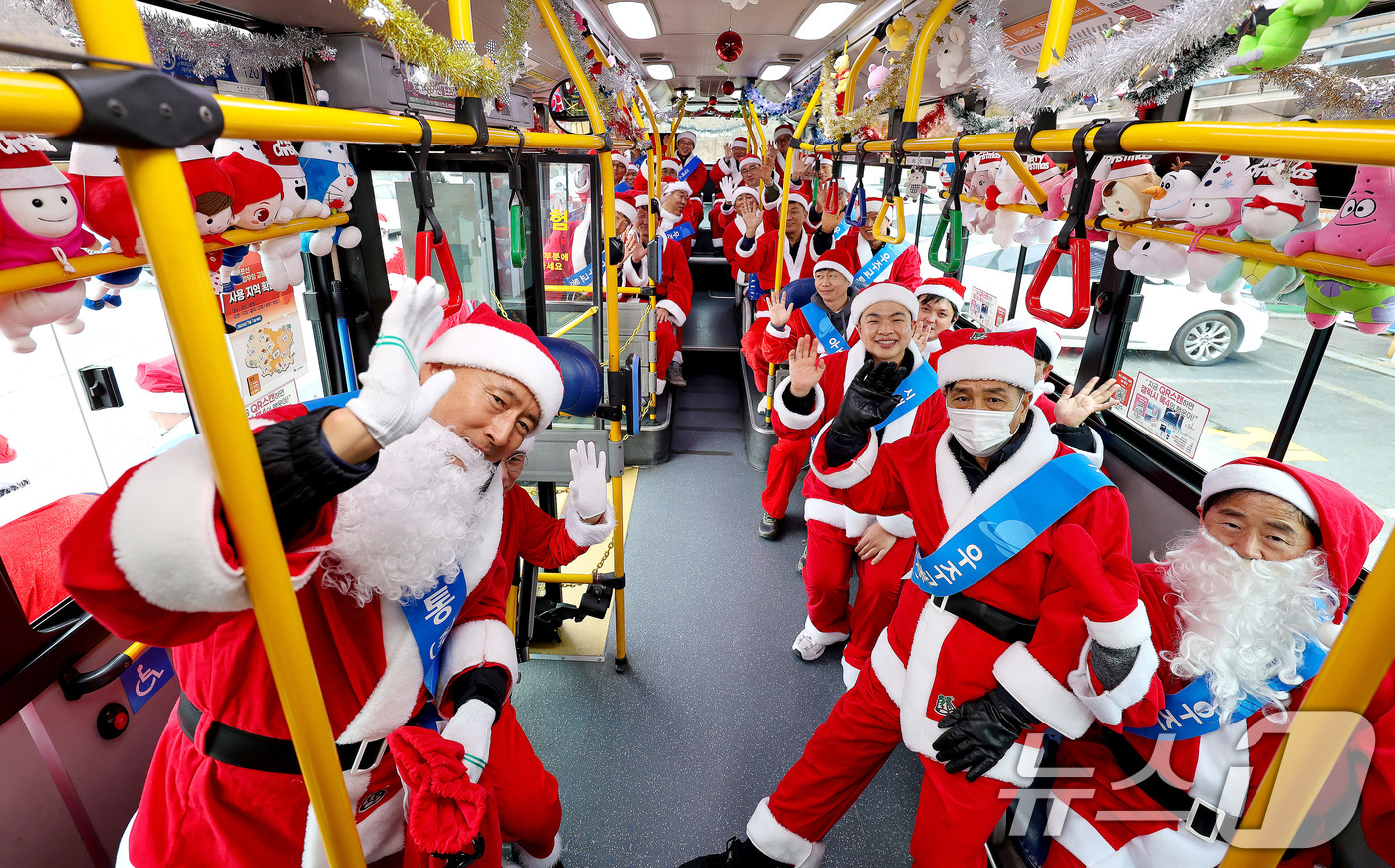 (대구=뉴스1) 공정식 기자 = 크리스마스를 이틀 앞둔 23일 오후 대구 북구 우주교통 차고지에서 열린 산타 발대식에서 산타 복장을 차려입은 시내버스 기사들이 "메리 크리스마스"를 …