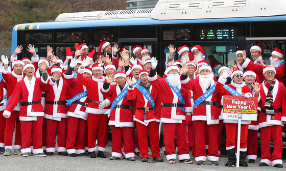 "시내버스 타고 산타 오신다네"