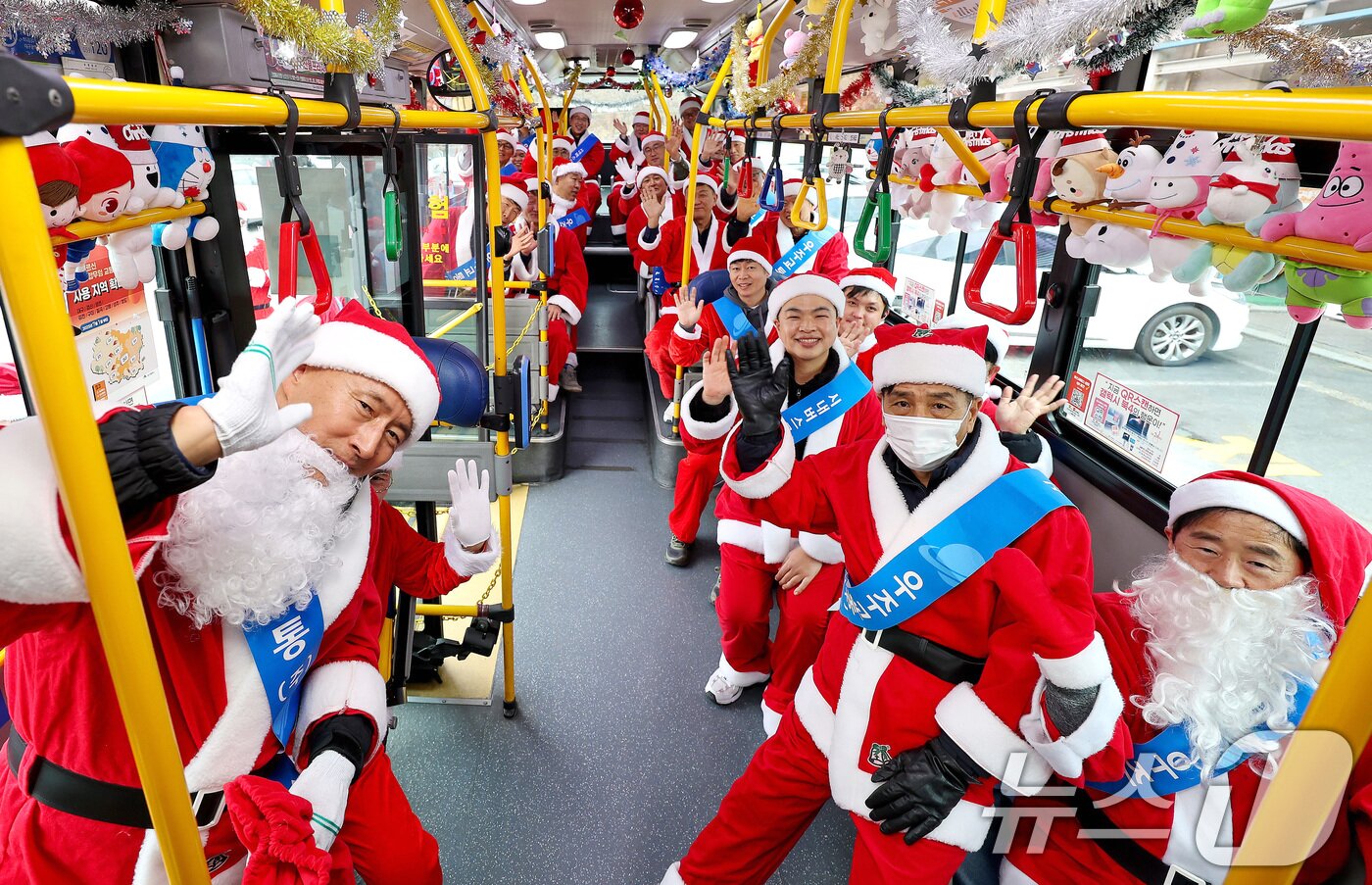 본문 이미지 - 크리스마스를 이틀 앞둔 23일 오후 대구 북구 우주교통 차고지에서 열린 산타 발대식에서 산타 복장을 차려입은 시내버스 기사들이 "메리 크리스마스＂를 외치고 있다. 2025.12.23/뉴스1 ⓒ News1 공정식 기자