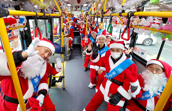 "시내버스 타고 산타 오신다네"