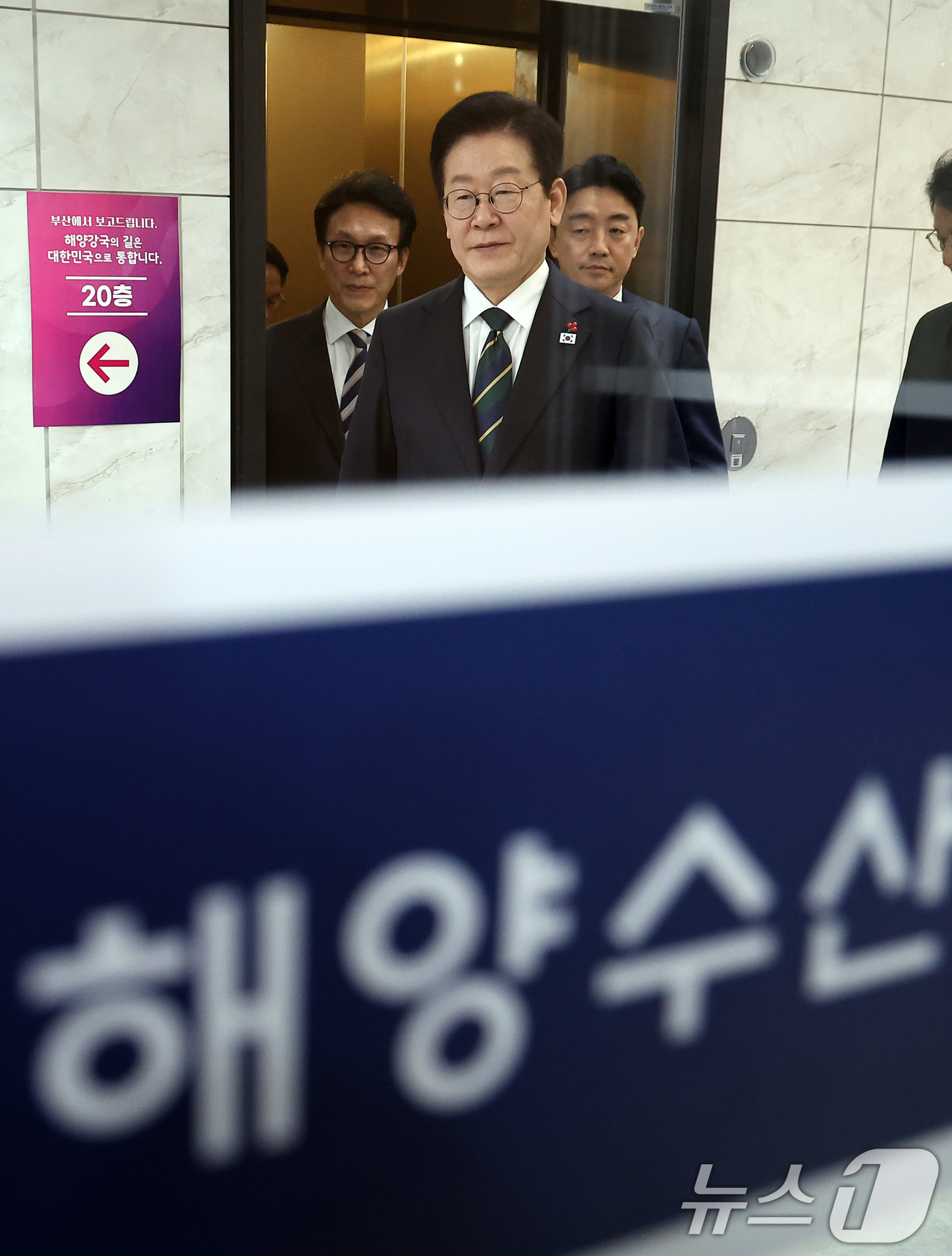 (부산=뉴스1) 이재명 기자 = 이재명 대통령이 23일 부산 동구 해양수산부 청사에서 열린 해수부 업무보고에 입장하고 있다. (대통령실통신사진기자단) 2025.12.23/뉴스1