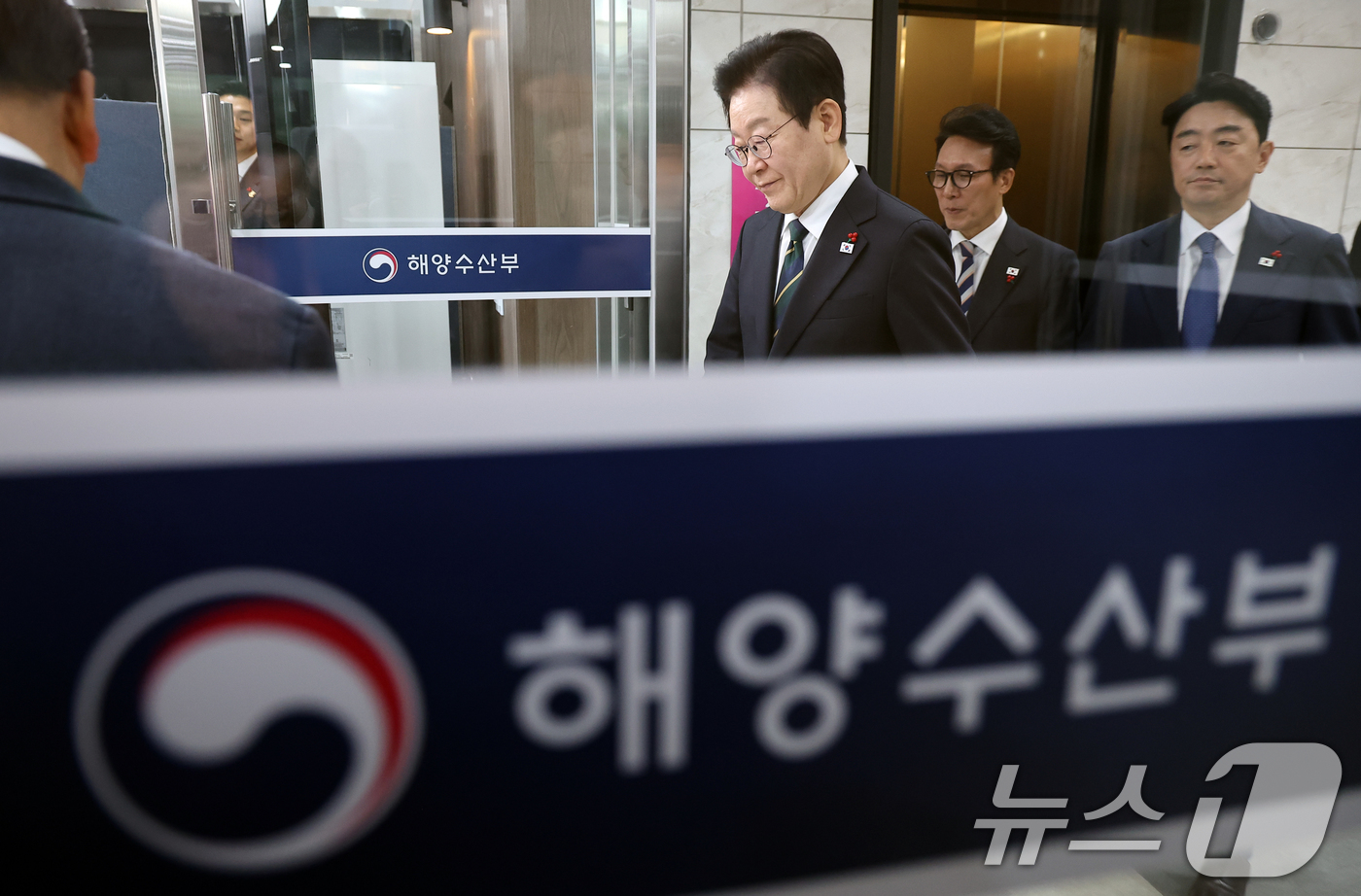 (부산=뉴스1) 이재명 기자 = 이재명 대통령이 23일 부산 동구 해양수산부 청사에서 열린 해수부 업무보고에 입장하고 있다. (대통령실통신사진기자단) 2025.12.23/뉴스1