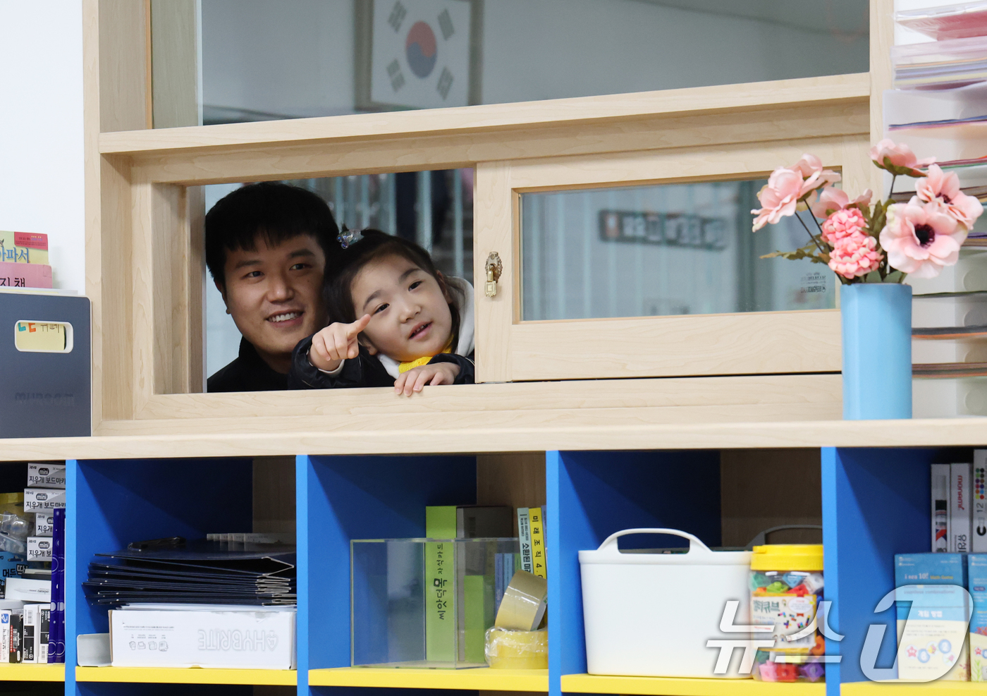 (수원=뉴스1) 김영운 기자 = 23일 경기 수원시 팔달구 팔달초등학교에서 열린 2026학년도 신입생 예비소집에서 예비신입생들과 학부모가 1학년 교실을 살펴보고 있다. 2025.1 …