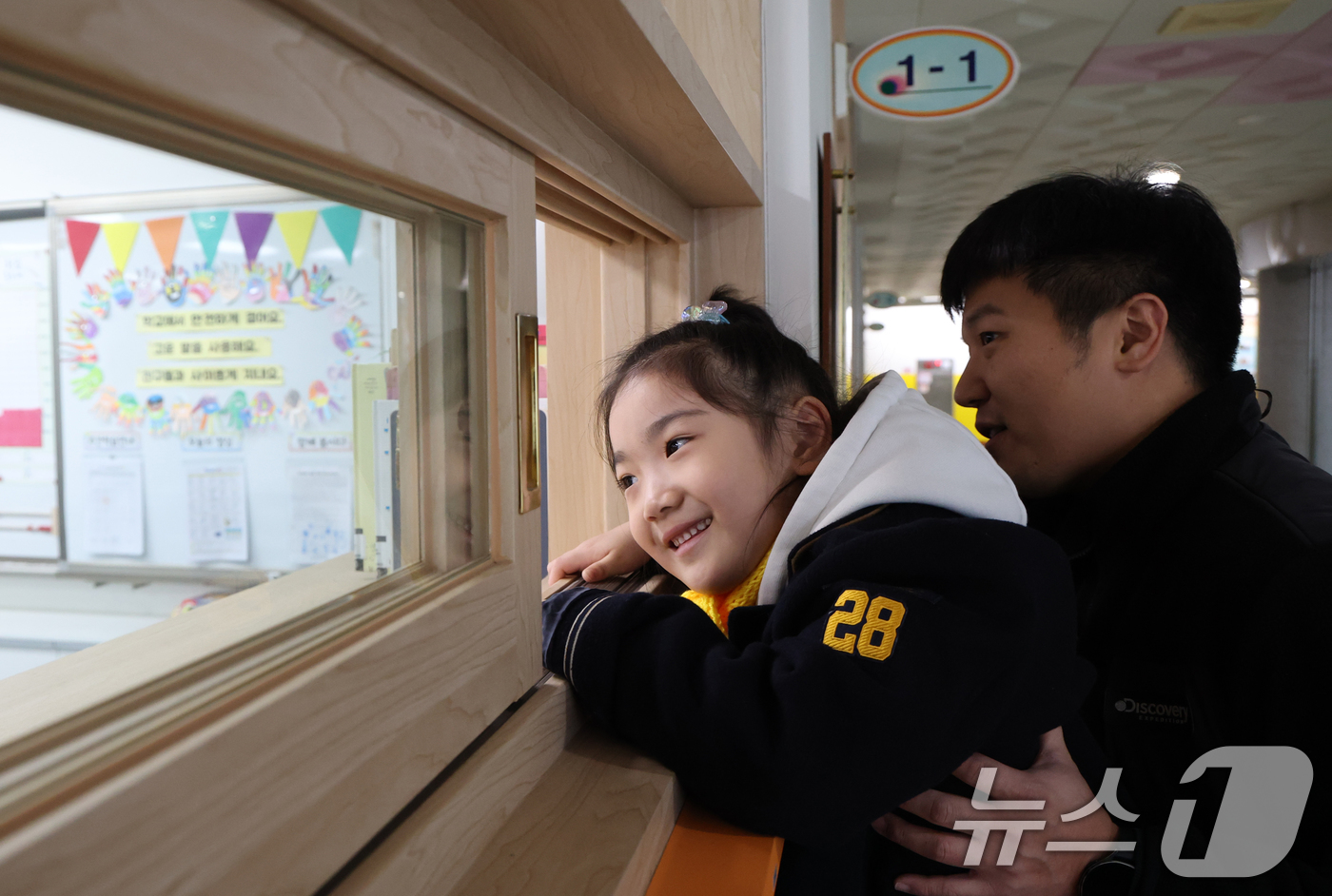 (수원=뉴스1) 김영운 기자 = 23일 경기 수원시 팔달구 팔달초등학교에서 열린 2026학년도 신입생 예비소집에서 예비신입생들과 학부모가 1학년 교실을 살펴보고 있다. 2025.1 …