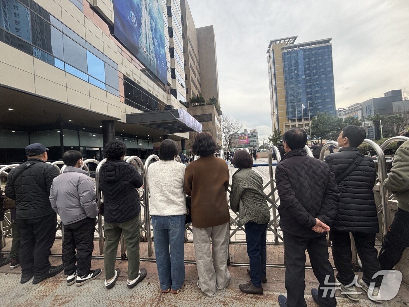 본문 이미지 - 해양수산부 현판식을 구경하기 위해 모인 시민들 2025.12.23/뉴스1 ⓒ News1 홍윤 기자