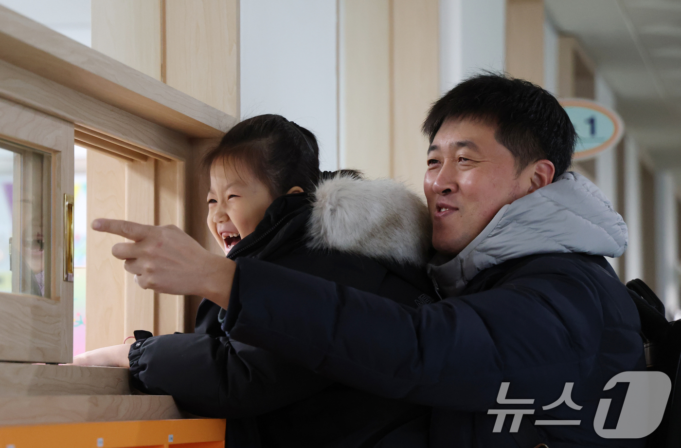 (수원=뉴스1) 김영운 기자 = 23일 경기 수원시 팔달구 팔달초등학교에서 열린 2026학년도 신입생 예비소집에서 예비신입생들과 학부모가 1학년 교실을 살펴보고 있다. 2025.1 …