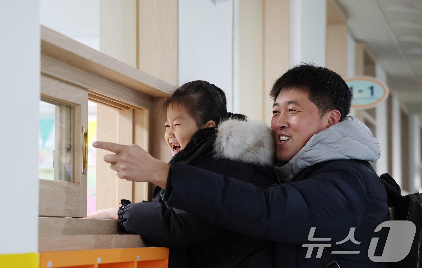 (수원=뉴스1) 김영운 기자 = 23일 경기 수원시 팔달구 팔달초등학교에서 열린 2026학년도 신입생 예비소집에서 예비신입생들과 학부모가 1학년 교실을 살펴보고 있다. 2025.1 …