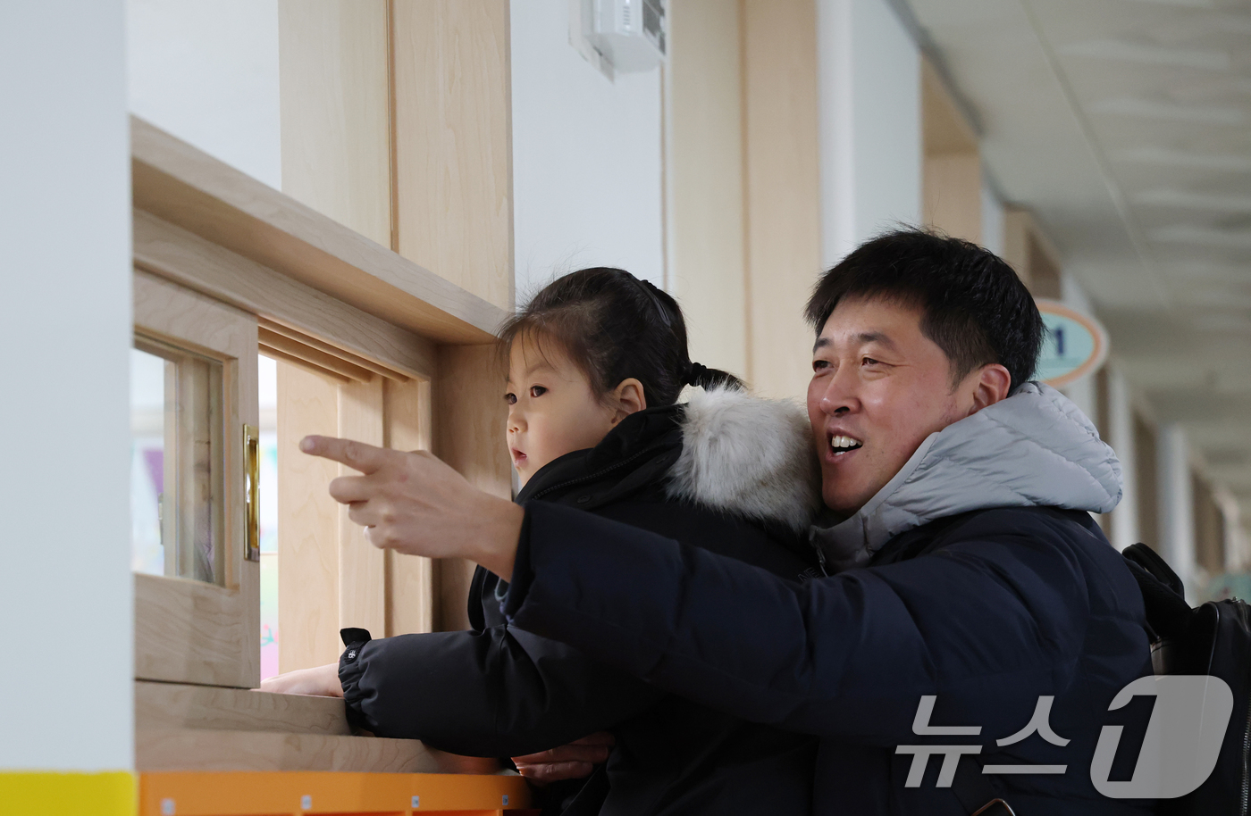 (수원=뉴스1) 김영운 기자 = 23일 경기 수원시 팔달구 팔달초등학교에서 열린 2026학년도 신입생 예비소집에서 예비신입생들과 학부모가 1학년 교실을 살펴보고 있다. 2025.1 …