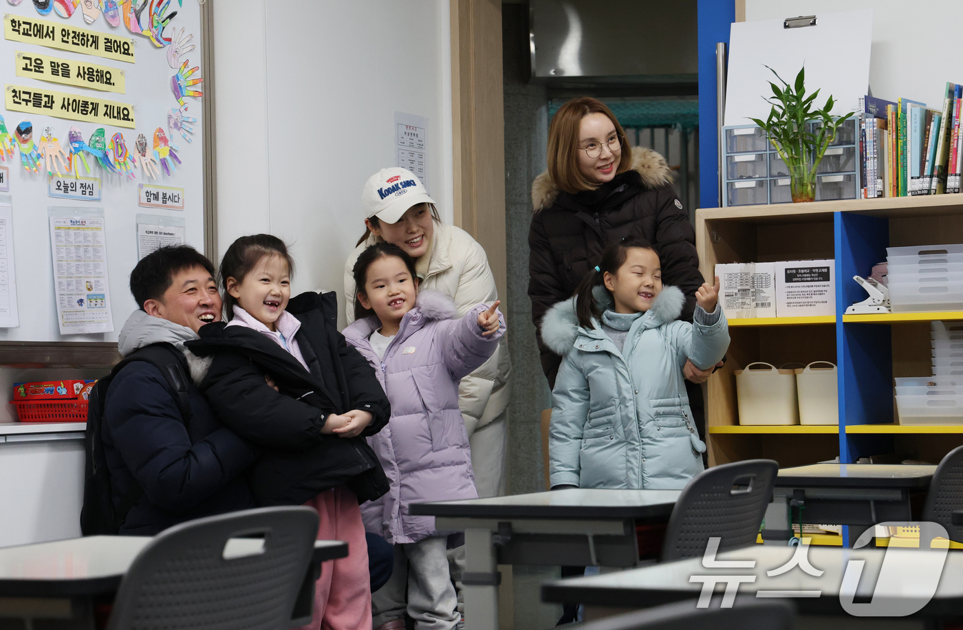 (수원=뉴스1) 김영운 기자 = 23일 경기 수원시 팔달구 팔달초등학교에서 열린 2026학년도 신입생 예비소집에서 예비신입생들과 학부모가 1학년 교실을 살펴보고 있다. 2025.1 …