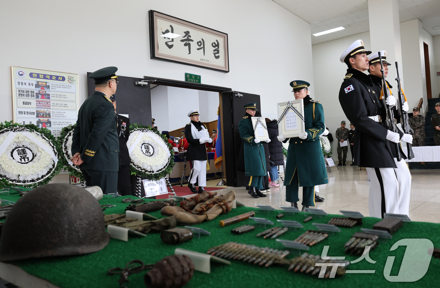 (대전=뉴스1) 김기태 기자 = 23일 대전 유성구 국립대전현충원에서 6·25전쟁 전사자 발굴 유해 11위(位) 합동 안장식이 거행되고 있다.김규하 육군참모총장 주관으로 진행된 합 …