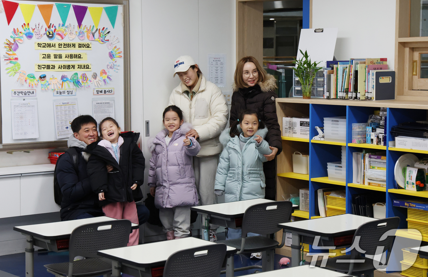 (수원=뉴스1) 김영운 기자 = 23일 경기 수원시 팔달구 팔달초등학교에서 열린 2026학년도 신입생 예비소집에서 예비신입생들과 학부모가 1학년 교실을 살펴보고 있다. 2025.1 …