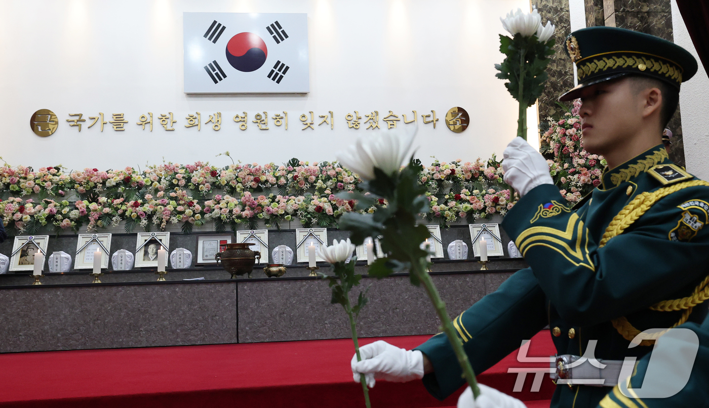 (대전=뉴스1) 김기태 기자 = 23일 대전 유성구 국립대전현충원에서 6·25전쟁 전사자 발굴 유해 13위(位) 합동 안장식이 거행되고 있다.김규하 육군참모총장 주관으로 진행된 합 …