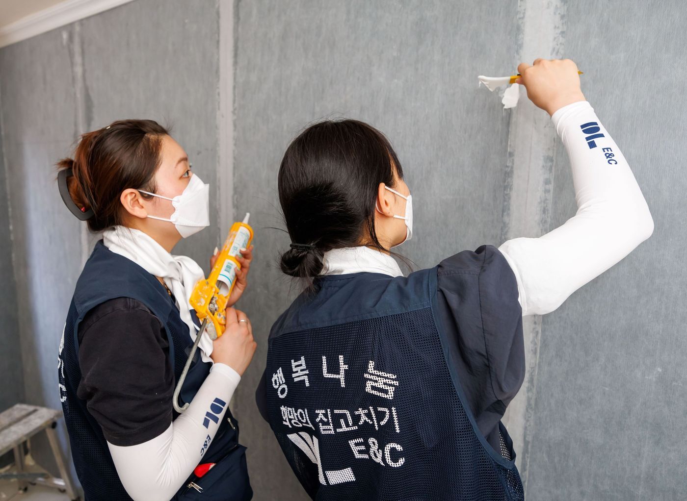 본문 이미지 -  희망의 집고치기 행복나눔 활동 모습.(DL이앤씨 제공) / 뉴스1 ⓒ News1